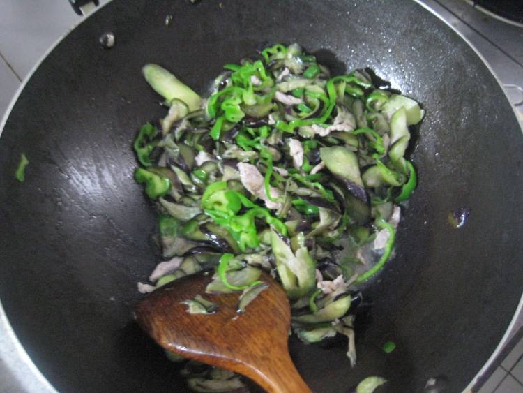 青椒肉丝炒茄片步骤8