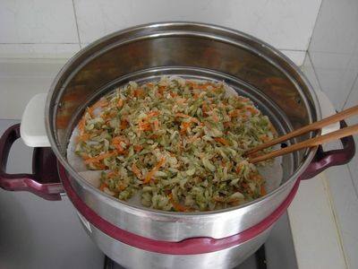 炒蒸槐花胡萝卜步骤9