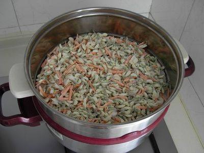 炒蒸槐花胡萝卜步骤8