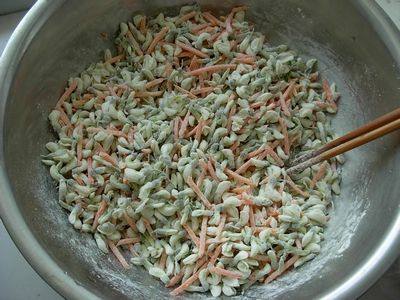 炒蒸槐花胡萝卜步骤7