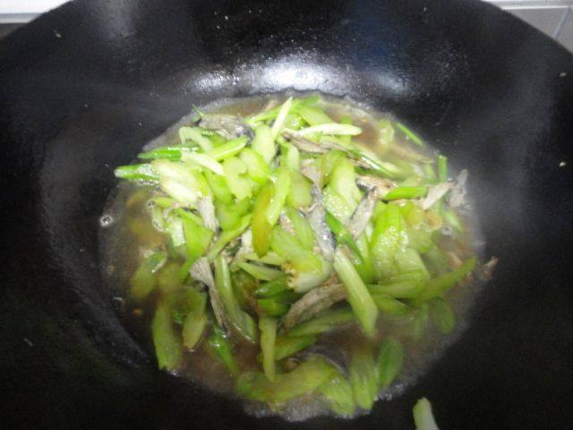 乌鸡肉炒芹菜步骤6