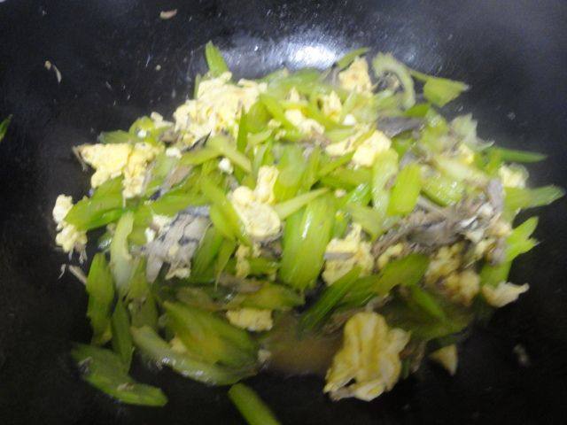 乌鸡肉炒芹菜步骤7