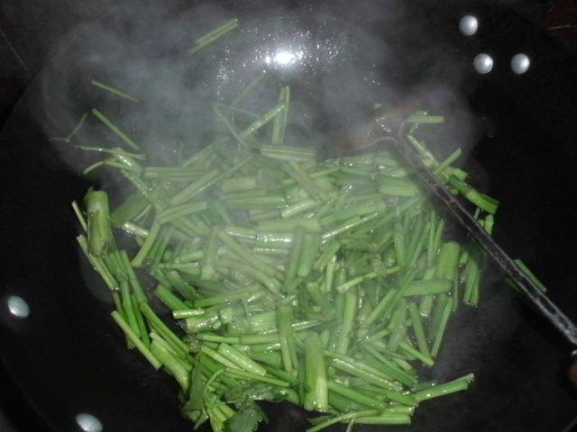 降压降脂的炒野芹步骤4