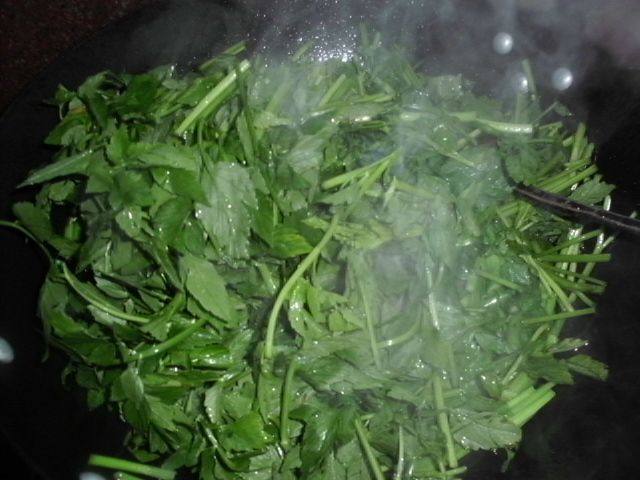 降压降脂的炒野芹步骤5