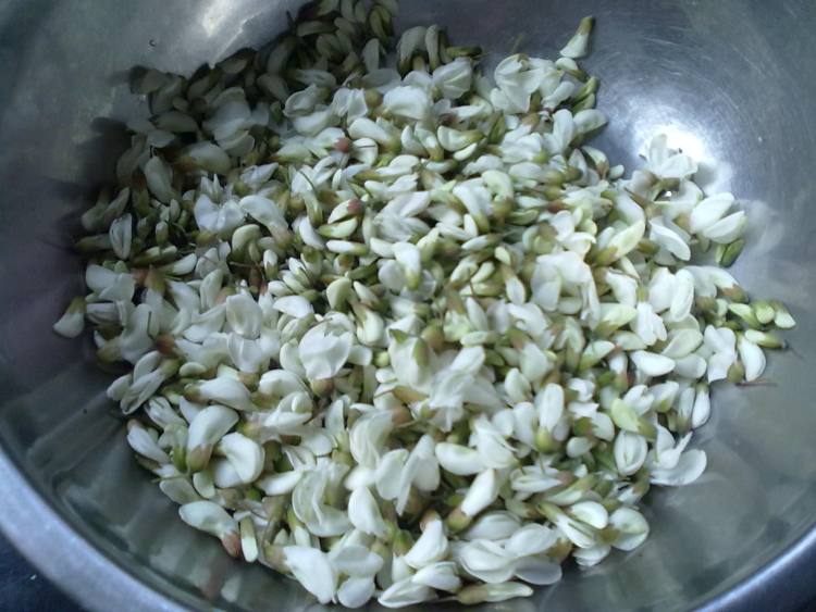 槐花韭菜饼步骤1
