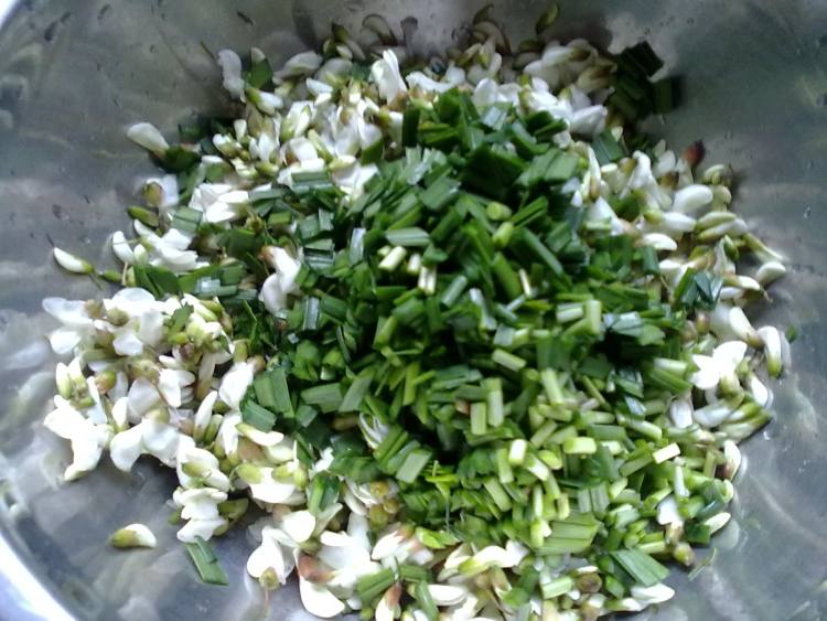 槐花韭菜饼步骤2