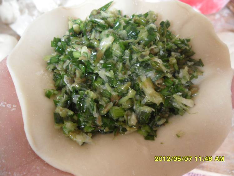 韭菜槐花包步骤9