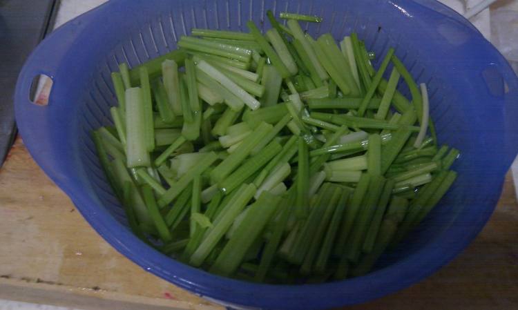 芹菜木耳炒肉片步骤3
