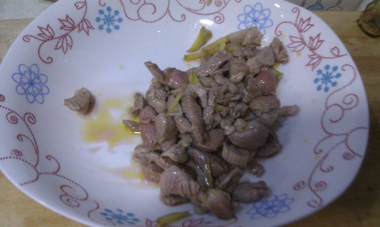 芹菜木耳炒肉片步骤5