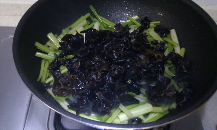 芹菜木耳炒肉片步骤7