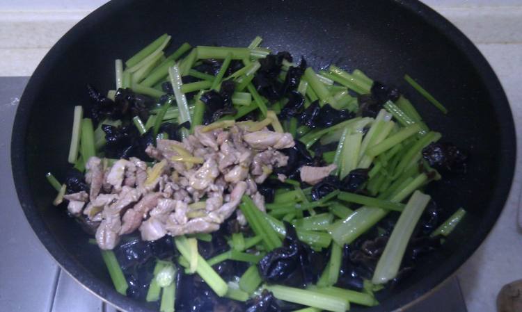 芹菜木耳炒肉片步骤8