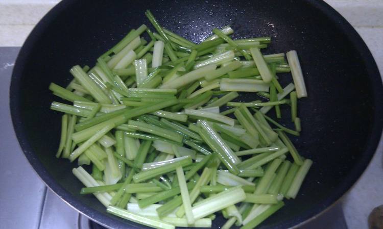 芹菜木耳炒肉片步骤6