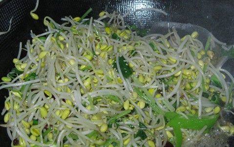 豆芽炒芹菜步骤6