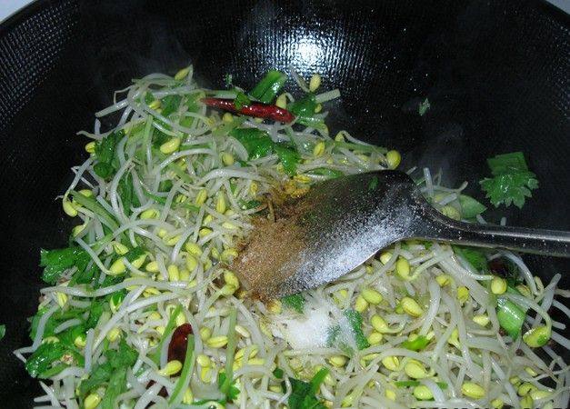 豆芽炒芹菜步骤5