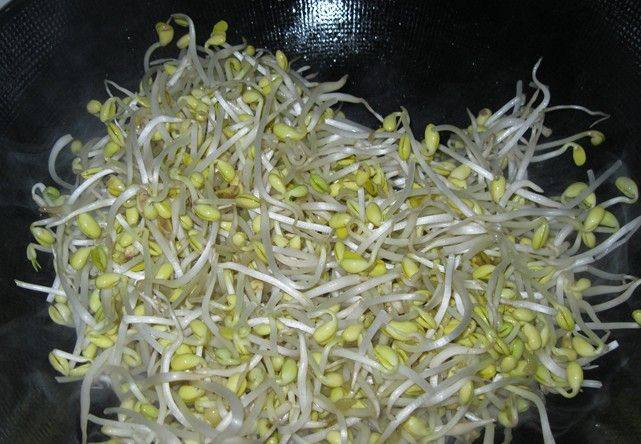 豆芽炒芹菜步骤3
