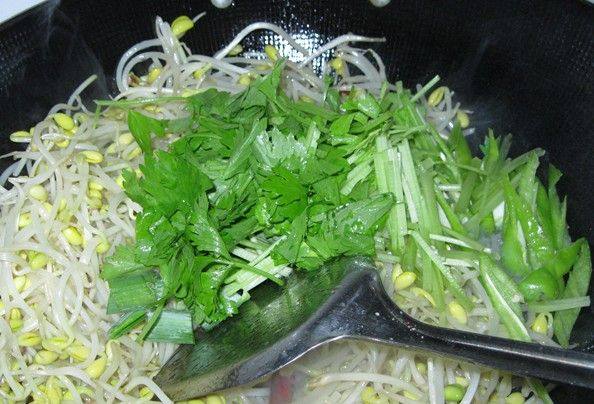 豆芽炒芹菜步骤4