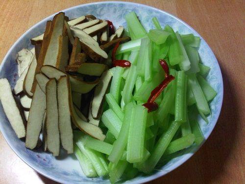 芹菜豆腐干炒肉步骤1