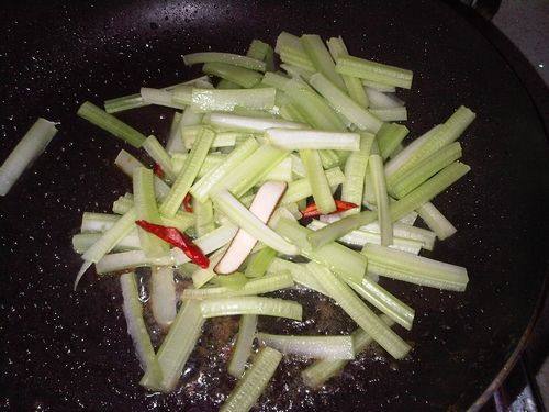 芹菜豆腐干炒肉步骤4