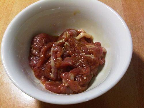 芹菜豆腐干炒肉步骤2