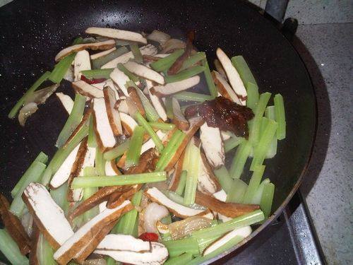 芹菜豆腐干炒肉步骤6