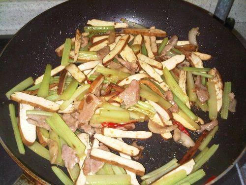 芹菜豆腐干炒肉步骤7