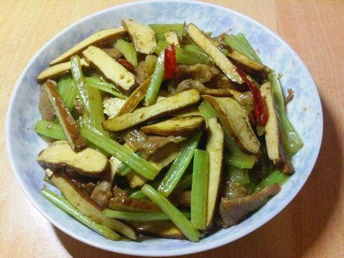 芹菜豆腐干炒肉步骤8