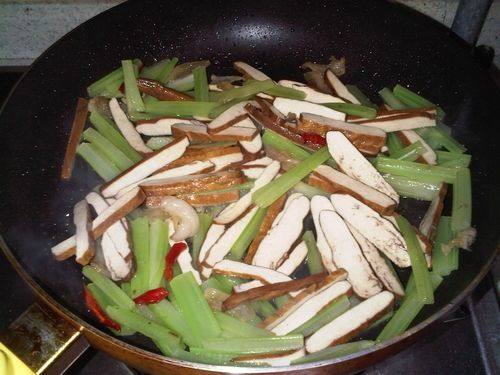 芹菜豆腐干炒肉步骤5