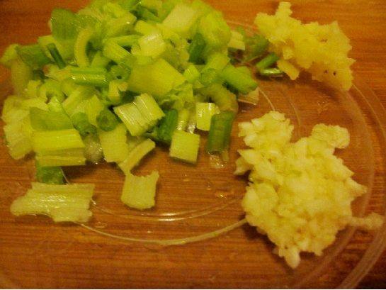 炸蒜芹菜排骨汤步骤2
