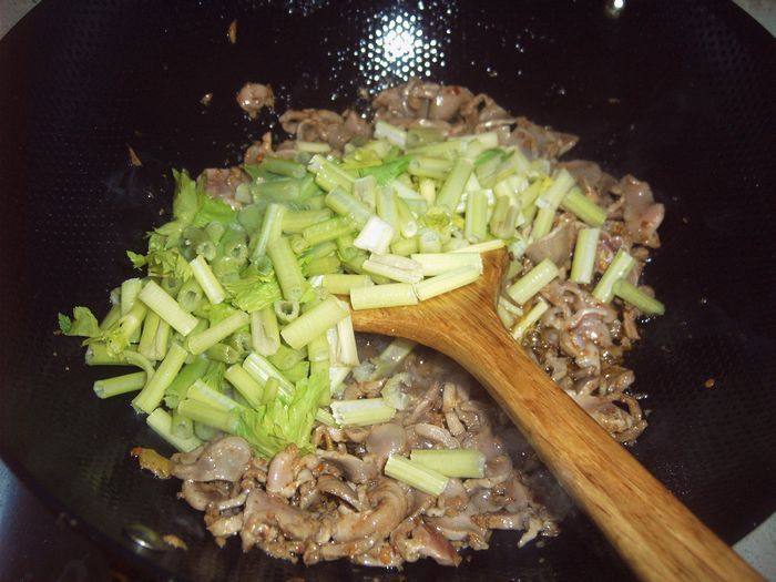 芹菜炒鸡胗步骤3