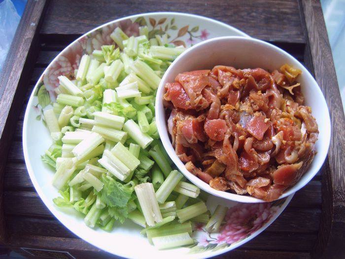 芹菜炒鸡胗步骤1