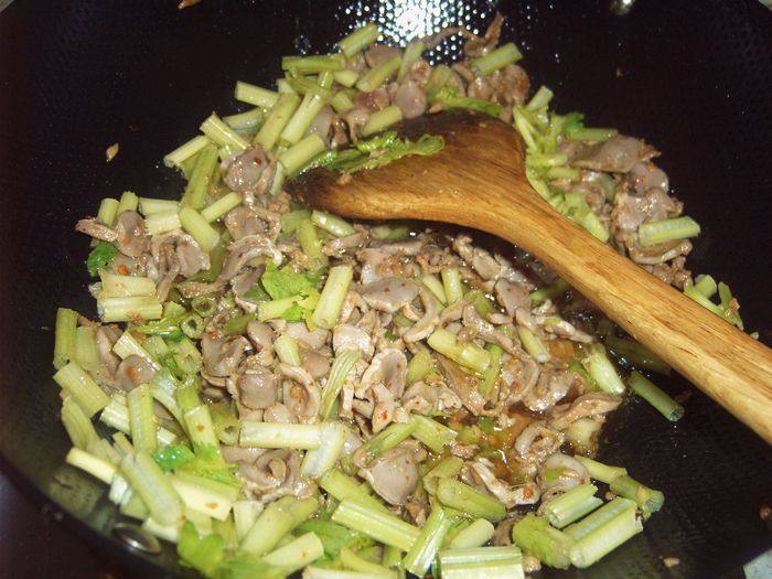芹菜炒鸡胗步骤4