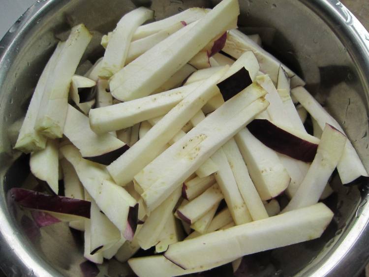 尖椒茄丝步骤1
