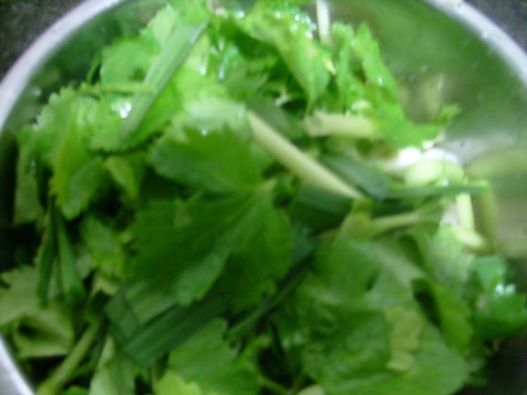 芹菜蒜苗炒腐竹步骤1