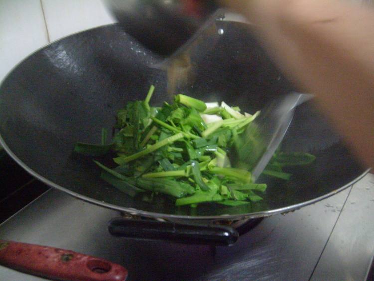 芹菜蒜苗炒腐竹步骤3