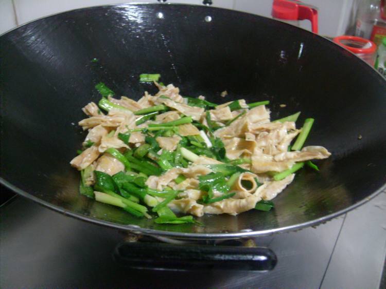 芹菜蒜苗炒腐竹步骤5