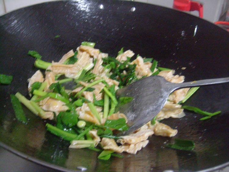 芹菜蒜苗炒腐竹步骤6