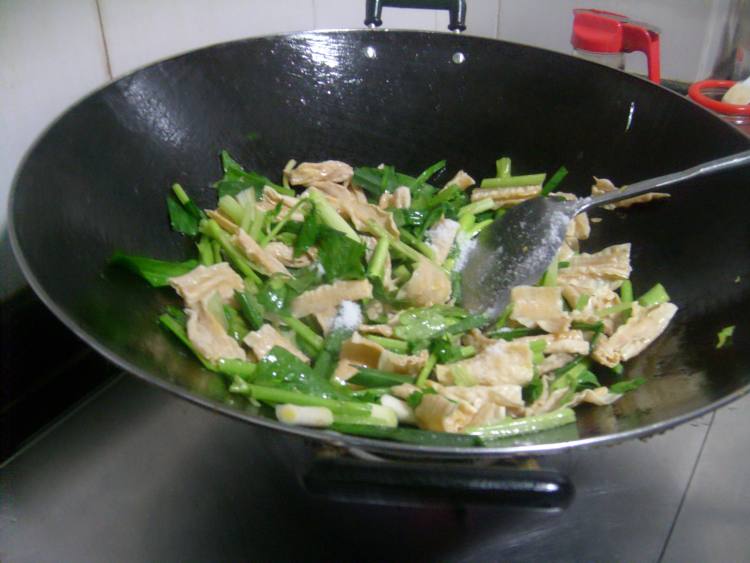 芹菜蒜苗炒腐竹步骤4