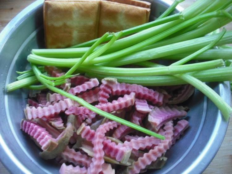 萝卜干豆干炒芹菜步骤3