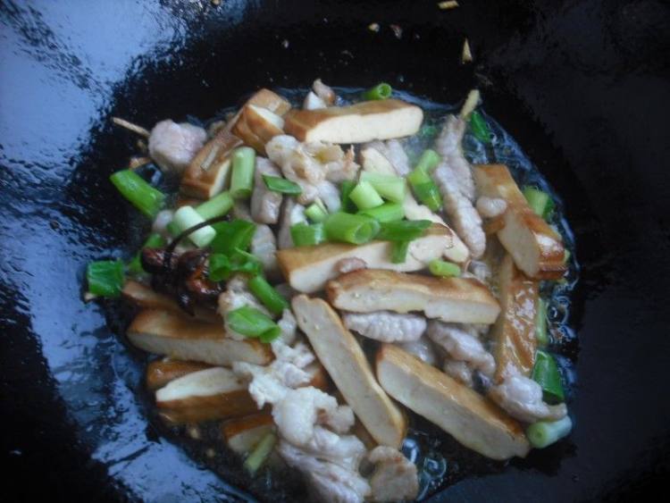 萝卜干豆干炒芹菜步骤7