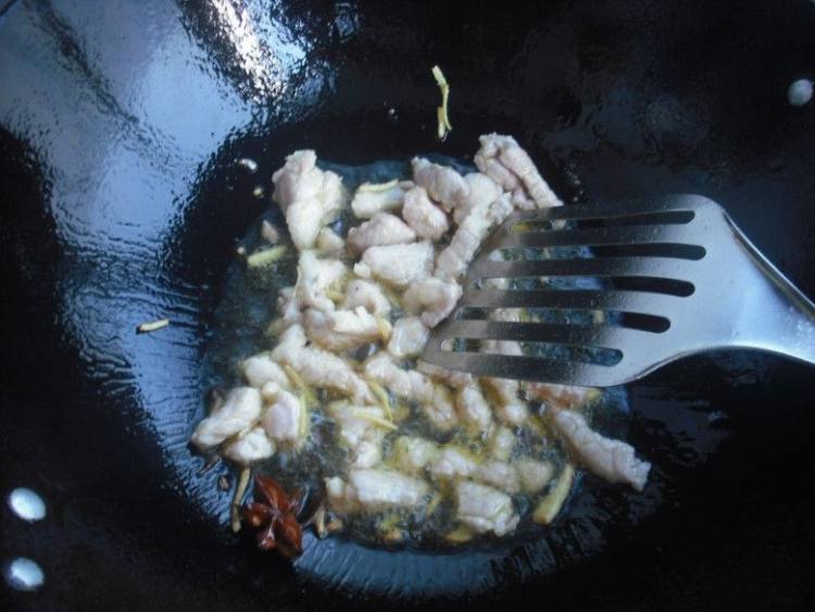 萝卜干豆干炒芹菜步骤5
