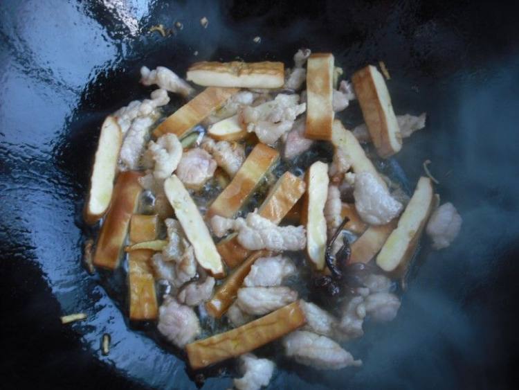 萝卜干豆干炒芹菜步骤6