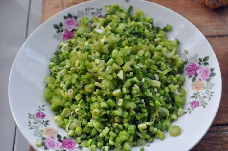 芹菜蒜薹炒鸡蛋步骤1