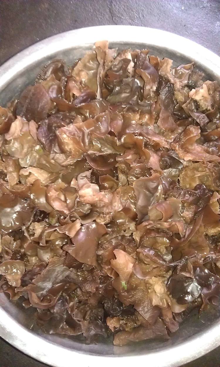 蒜薹洋葱木耳炒肉步骤1