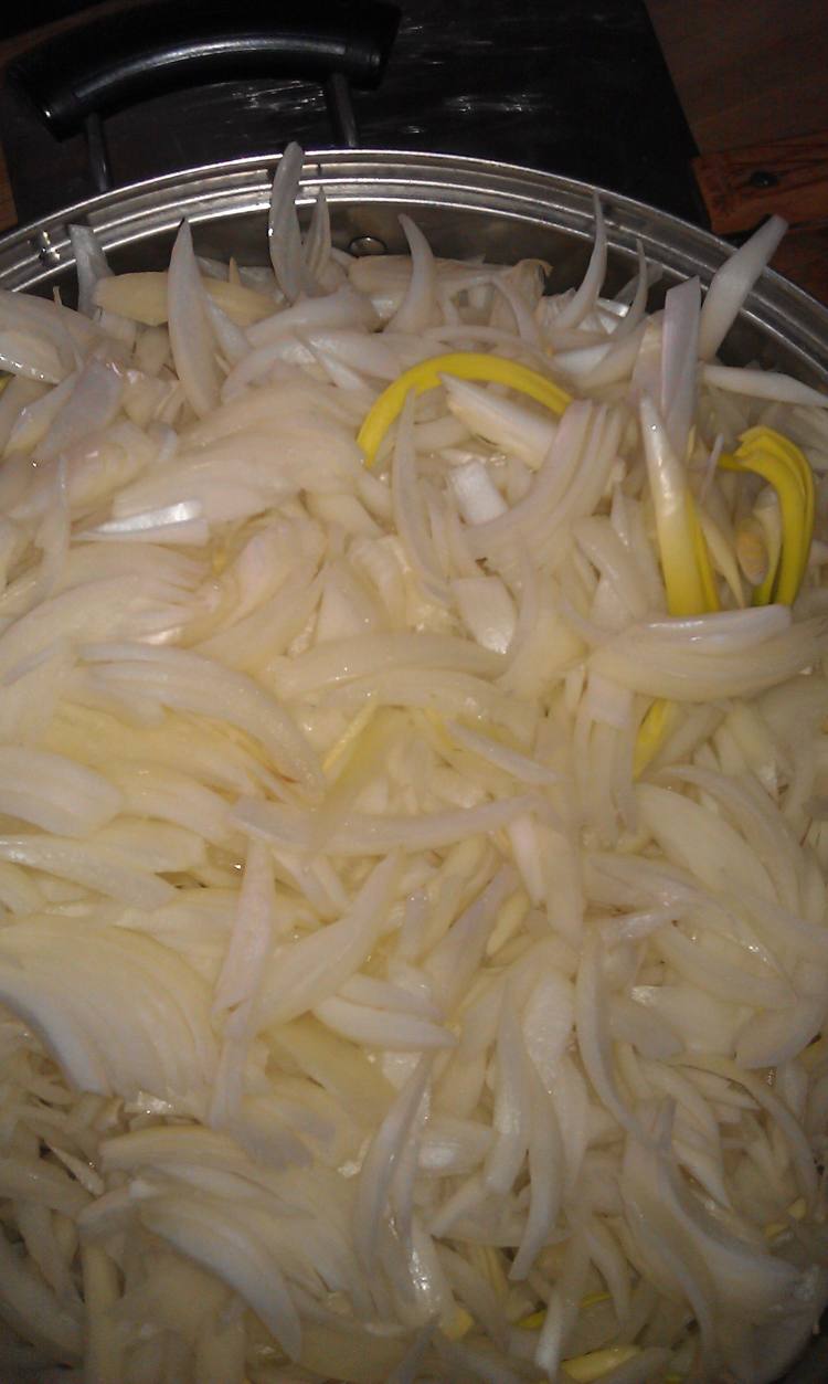 蒜薹洋葱木耳炒肉步骤3