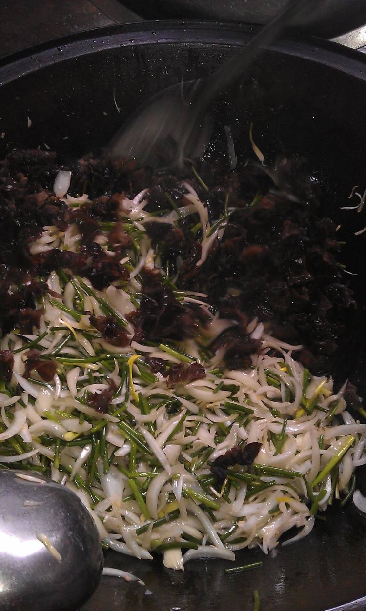 蒜薹洋葱木耳炒肉步骤8