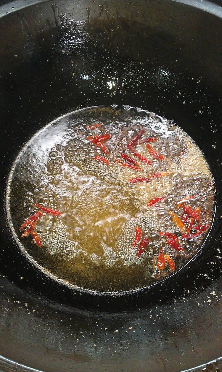 蒜薹洋葱木耳炒肉步骤5