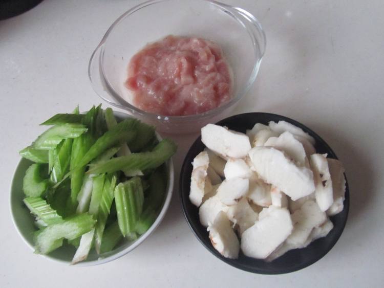 荸荠西芹肉丝步骤3