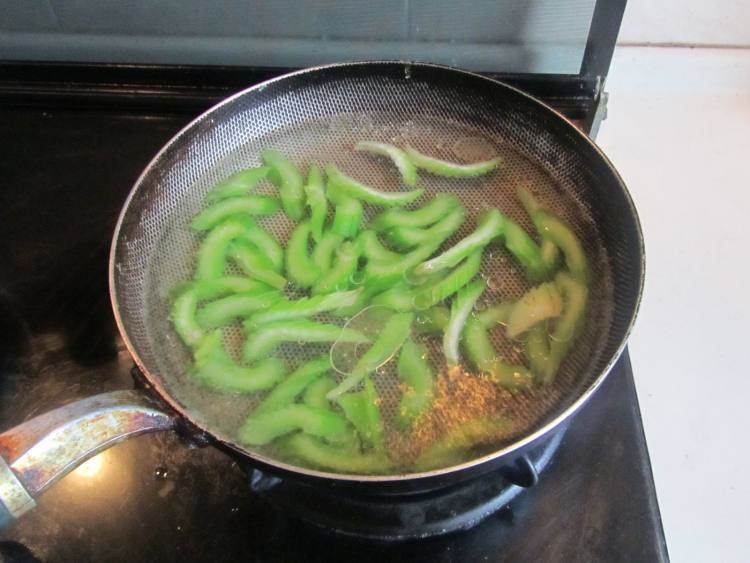 荸荠西芹肉丝步骤4