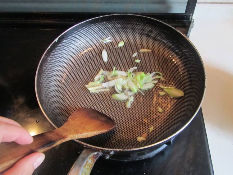 荸荠西芹肉丝步骤8