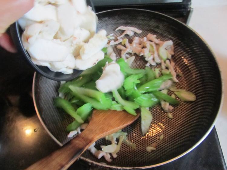 荸荠西芹肉丝步骤10